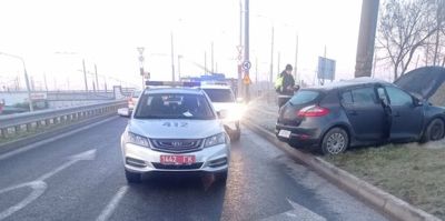 Водитель Renault на развязке у АЗОТа врезался в осветительную опору. Мужчина в больнице