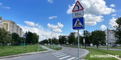"Зебру" на Клецкова перегородили забором. Гродненка спрашивает: "Через забор перелазить?"