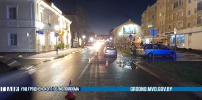 Недалеко от ж/д вокзала в Гродно пожилая женщина переходила дорогу вне перехода и попала под VW