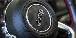 Более 1,3 млн автомобилей Jeep отзывают из-за риска возгорания
