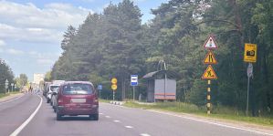 Из-за ремонта дороги у Юбилейного озера в Гродно образовались заторы. Движение регулируют временные светофоры