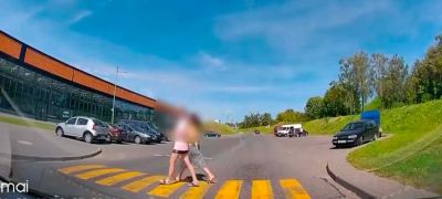 Превью фото к статье В Гродно девушки перепутали лежачий полицейский с пешеходным переходом. Тысячи зрителей решили так же...