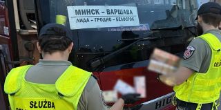 Водители рейсового автобуса попались на контрабанде лекарств и сигарет в Польшу