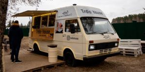 Студент купил старый Volkswagen LT и начал выпекать в нём чешские десерты. История необычного фуд-трака из Гродно