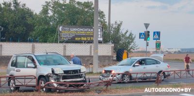 В м-не Ольшанка столкнулись Nissan Almera и Nissan X-Trail