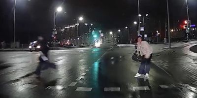 Таких ситуаций с пешеходами боится любой водитель. Видео