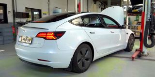 Европеец смог проехать на Tesla Model 3 более 700 000 км на одной батарее. Но механик советует прощаться с автомобилем