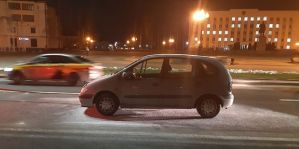 В самом центре Гродно утром горел Renault. Потушить возгорание помогли проезжавшие мимо очевидцы