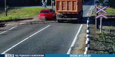 Под Гродно водитель совершил обгон на переезде – остался без водительского удостоверения