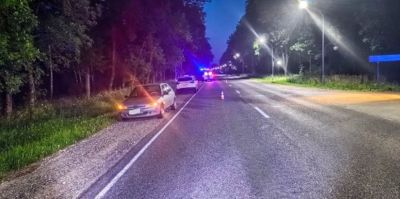Под Озерами девушка за рулем авто отвлеклась и наехала на велосипедиста. Тот двигался в попутном направлении