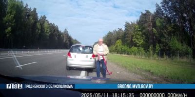 На трассе М6 гродненец встретил наряд ГАИ и попросил отбуксировать авто. Ему помогли
