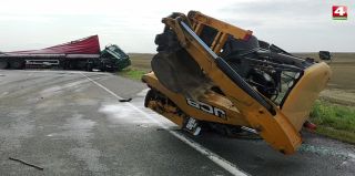 Утром на трассе М6 произошло серьезное ДТП: столкнулись МАЗ и трактор. Оба водителя в больнице