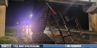 Самосвал с поднятым кузовом поехал под мост. Самосвал проехал, кузов – нет