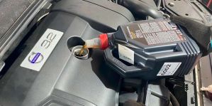Теряет ли гарантийное обслуживание владелец автомобиля в Беларуси, если заменит масло на стороннем сервисе? Ответ юриста