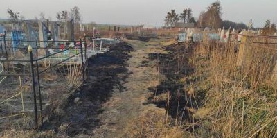 Мужчина при сжигании травы на кладбище получил ожоги, не совместимые с жизнью. Происшествие в Новогрудском районе