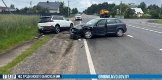 Под Лидой один автомобиль стоял на обочине, второй двигался по трассе – не разминулись. Один из водителей в больнице