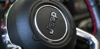 Более 1,3 млн автомобилей Jeep отзывают из-за риска возгорания