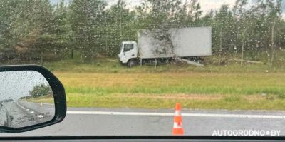 Под Гродно на трассе М6 водитель грузовика уехал в кювет: ему внезапно стало плохо за рулем