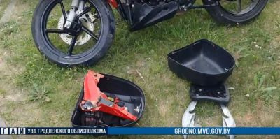 Водитель легковушки поворачивала налево и не заметила мотоциклиста. Тот пытался увернуться от удара, но не вышло