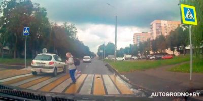 "За такую невнимательность человек может попрощаться с жизнью". Читатель делится видео опасной ситуации на переходе