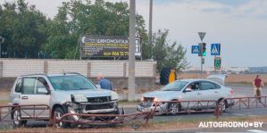 В м-не Ольшанка столкнулись Nissan Almera и Nissan X-Trail