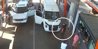 В пункте пропуска на границе с Польшей мужчина "незаметно" выбросил сверток под колеса буса – что там было?