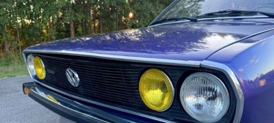 Превью фото к статье Белорус ездит на отцовском VW Passat 1974 года выпуска и говорит, что авто движется в потоке не хуже современных моделей...