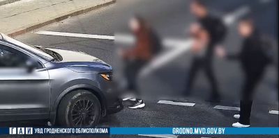 В Гродно водитель "Ниссана" остался без прав на полтора года: у него на капоте оказались пешеходы