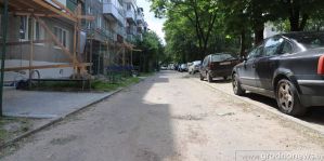 Гродненка попросила привести территорию у дома на Горького в порядок. Коммунальщики готовы помочь