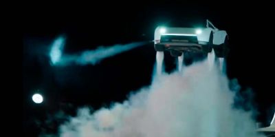 Илон Маск показал летающую Tesla: переворачивается в воздухе и перепрыгивает через машины: это не ИИ