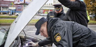 В Гродно три ведомства объединились против авто с "перебитыми" номерами. Рейд милиции, ГАИ и экспертов