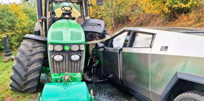 В Чехии Tesla Cybertruck столкнулся с трактором John Deere. Как выглядят их повреждения?
