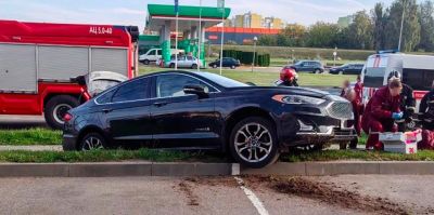 В Гродно за рулем умер 37-летний водитель: автомобиль остановился на газоне