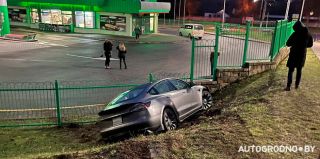 Tesla оказался в глубоком кювете на улице Подольной в Гродно: "Несколько метров не доехала до АЗС"