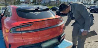 "Многие смотрят, а купить не решаются". Что за авто Xiaomi YU7? Мнение автокомисов