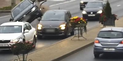 Массовая авария в Минске: Volkswagen оказался на крыше. Но всех интересует, как? Видео
