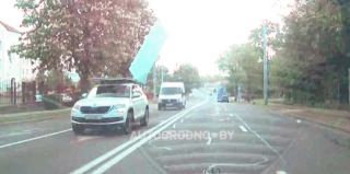 В Гродно по легковому автомобилю жестко прилетел лист гипсокартона. Есть видео