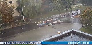 В дождь подросток на велосипеде не смог остановиться перед переходом и въехал в автомобиль
