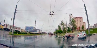 "Медвежья услуга в Гродно": почему лучше не уступать дорогу автомобилю с других направлений? Видео