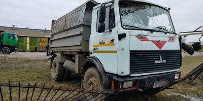 Водитель осматривал свой МАЗ вне кабины, вдруг грузовик покатился. Водитель погиб