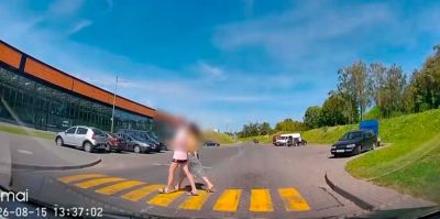 В Гродно девушки перепутали лежачий полицейский с пешеходным переходом. Тысячи зрителей решили так же