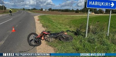 Под Лидой ребенок катался на кроссовом мотоцикле по дорогам и выскочил на главную под кроссовер. Что было дальше – рассказали в ГАИ