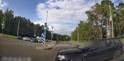 На "глубокий" красный с ребенком: опасный маневр на перекрестке в Гродно попал на видео