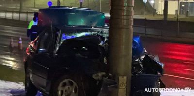 Напротив ТРК "Тринити" в Гродно автомобиль врезался в столб. Что произошло, рассказали в ГАИ