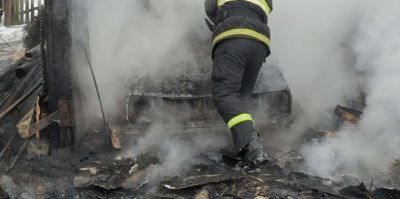 В деревне под Гродно мужчина пытался прогреть двигатель при помощи горящих углей. Сгорел и автомобиль, и сарай