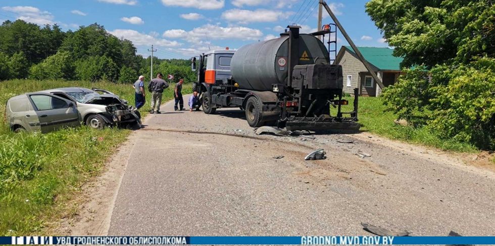 Под Новогрудком "Лада" влетела прямо в лоб МАЗу – на легковушку страшно смотреть. Водитель в больнице