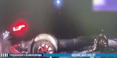 Водитель гнал Land Rover от инспекторов ГАИ и увяз в сугробе. А потом закрылся в автомобиле и отказывался выходить – пришлось бить стекло