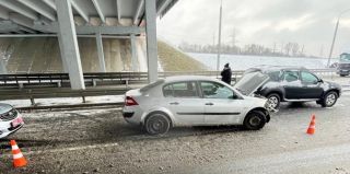 На Карского в Гродно легковушка въехала в ограждение. Пострадала женщина