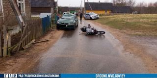 В агрогородке под Ошмянами мотоциклист сначала врезался в забор, а потом – в попутный Opel. У водителя – переломы и ссадины