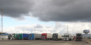 Люди живут в фурах. Водители большегрузов по семь суток стоят в очередях на белорусско-польской границе